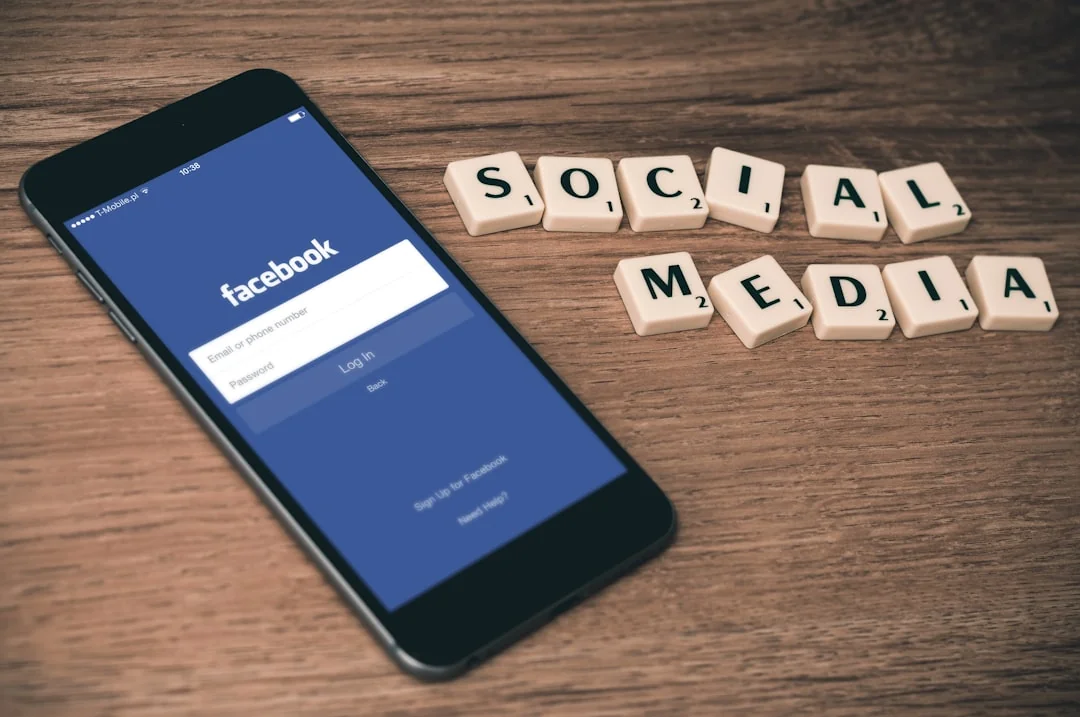 Gros plan sur un document de marketing sur les réseaux sociaux posé sur un bureau, avec un stylo et un carnet.