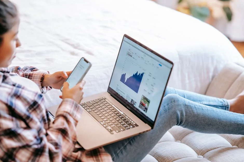 Illustration visuelle des stratégies de branding, d'identité et de marketing.